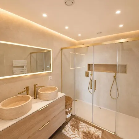 - 80 M2 Avec Piscine Et Terrasse