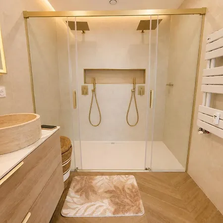 - 80 M2 Avec Piscine Et Terrasse Antibes